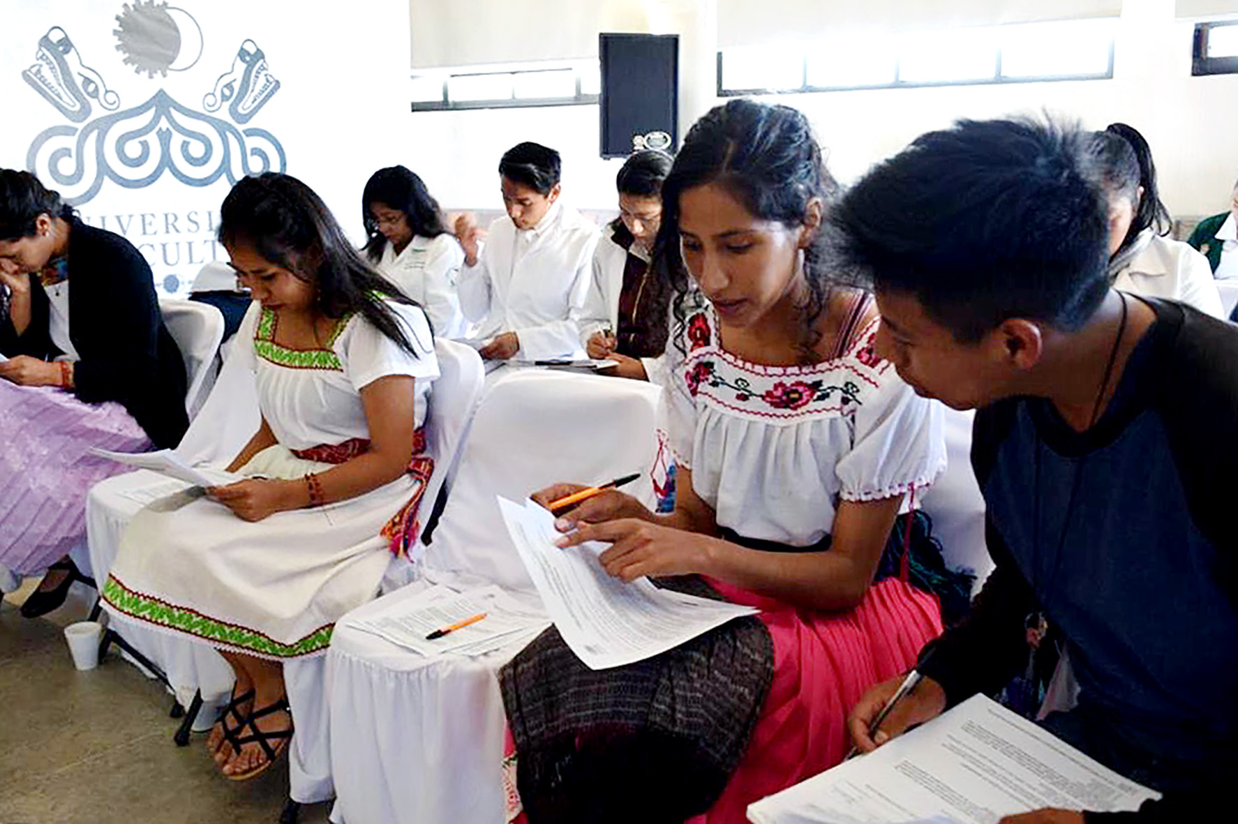 Sistema tradicional de educación superior excluye a los indígenas en América Latina: Unesco